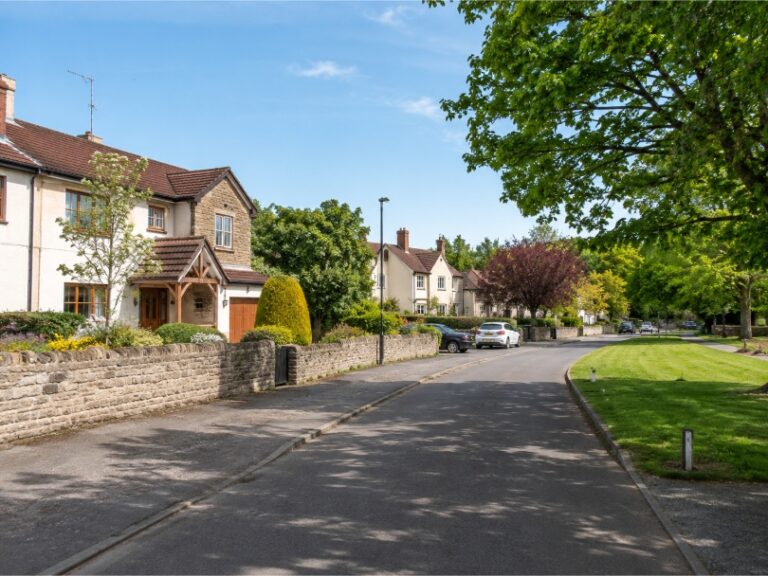 an example of what a typical street in frenchay Bristol looks like